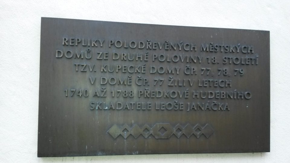 Pamětní deska na replice kupeckého domu odkazuje na někdejšího předka Leoše Janáčka