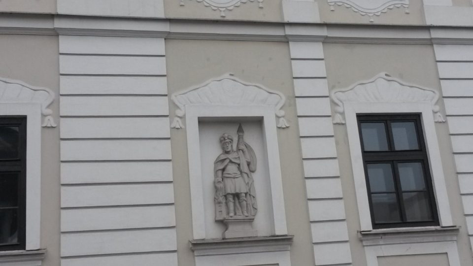 Rytířský dům ve spodní části Hluboké ulice. Na fasádě mohou lidé vidět dvě reliéfní plastiky, a to svatého Floriána a Panny Marie Frýdecké