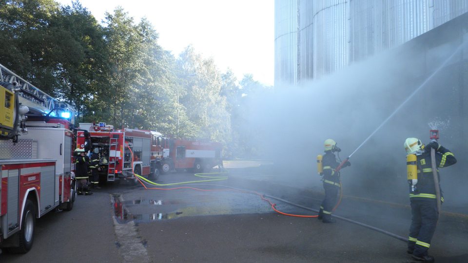 Hasiči z Přelouče likvidují požár sila v říjnu 2013