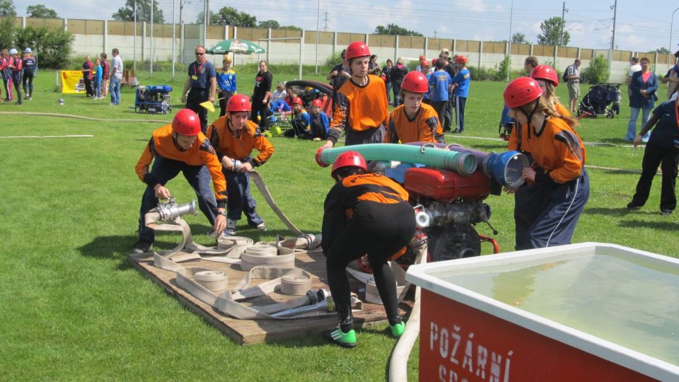 Mladí hasiči na závodech v požárním útoku v Přelouči v roce 2014