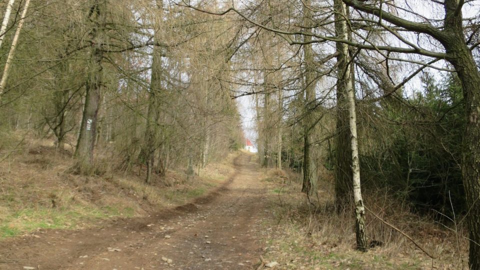 Před vrcholem je z dálky vidět barokní kaple Utrpení sv. Páně