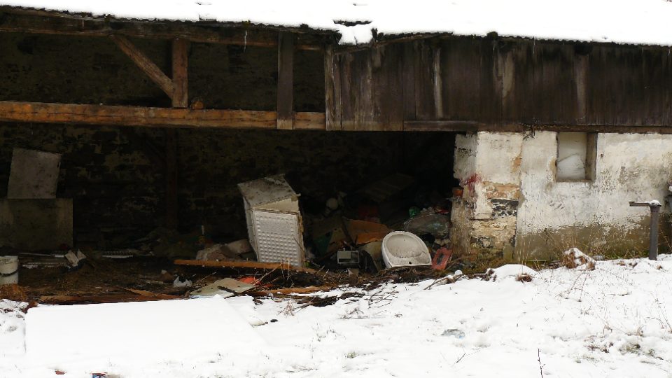 Dvůr domu v Kravařích, kde bydlí bezdomovci