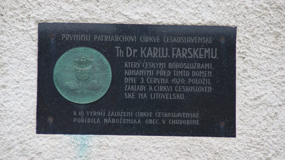 Odklon od katolické církve v Chudobíně odstartovaly bohosluřby Karla Farského, které dodnes připomíná pamětní deska