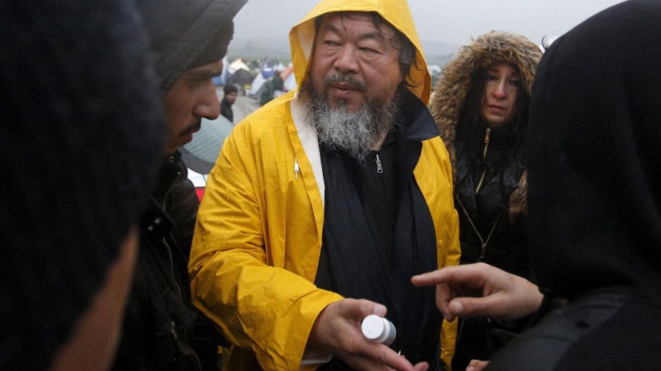 Uprchlický tábor na řecko-makedonském pomezí navštívil čínský aktivista a výtvarník Aj Wej-wej