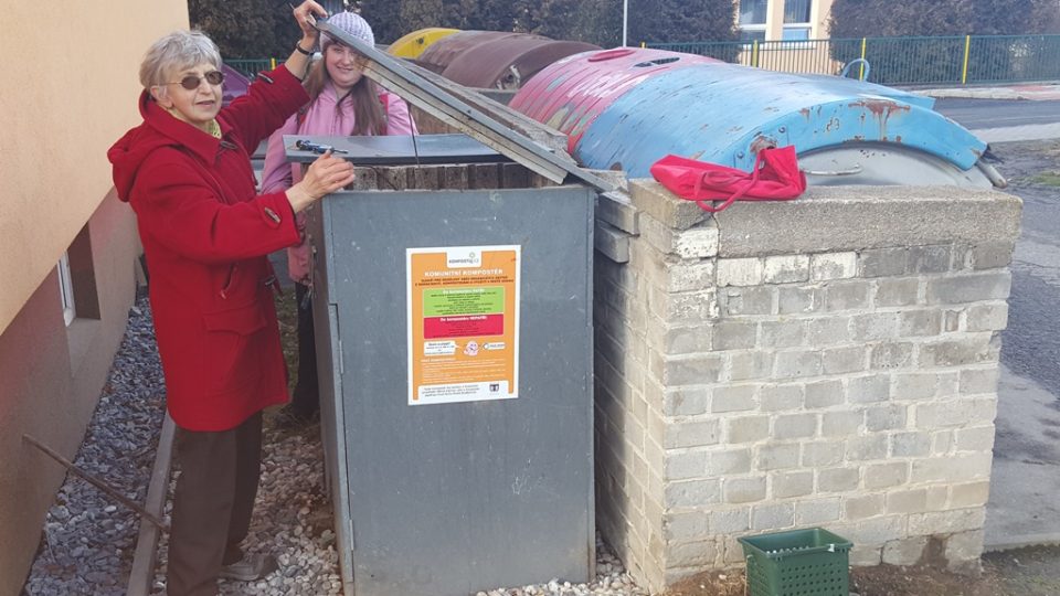 Růžena Šandová ukazuje komunitní kompostér, který stojí hned vedle panelového domu. Když je zavřený, není díky speciálnímu filtru cítit žádn zápach