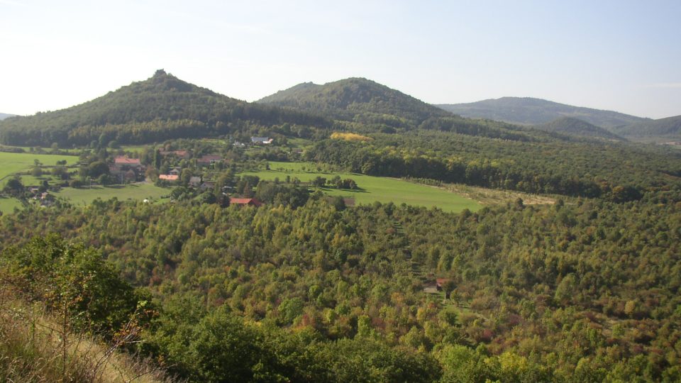 České středohoří - Hradišťany jsou na obzoru vpravo