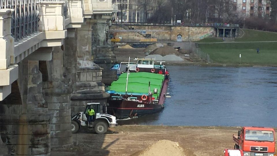 Česká nákladní loď uvízla v Drážďanech pod jedním z mostů