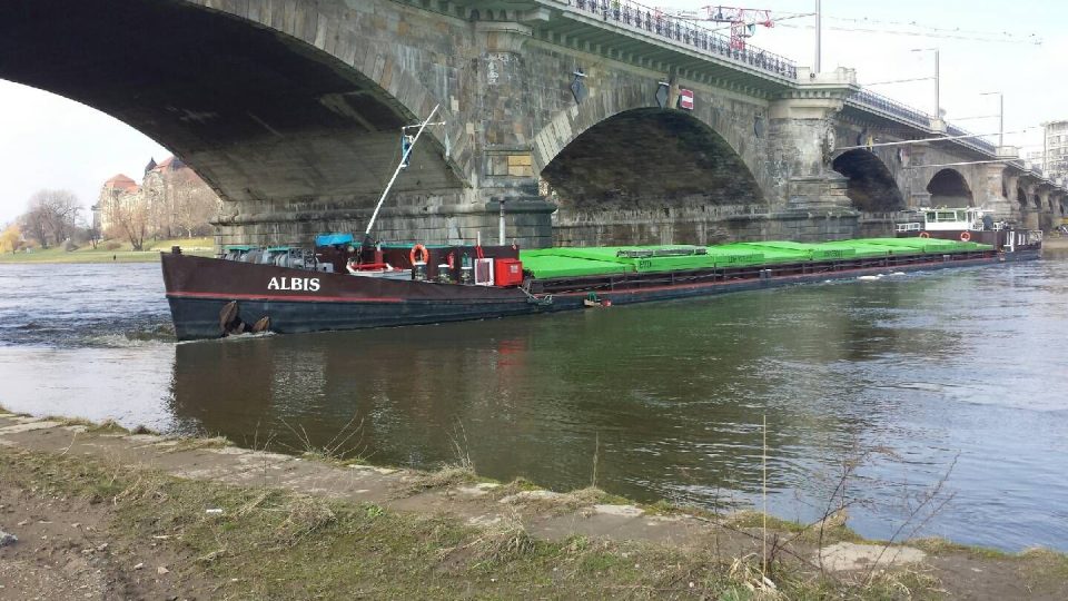 Česká nákladní loď uvízla v Drážďanech pod jedním z mostů