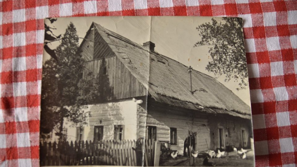 Dobová fotografie roubenky na začátku 20. století