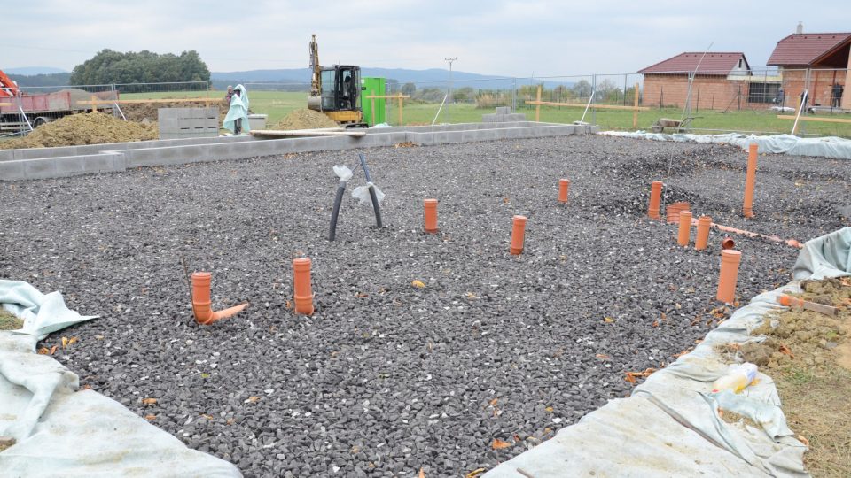 Instalace je rychlá a snadná a při použití štěrku z pěnového skla není potřeba budovat tak hluboký základ jako při použití klasického kameniva