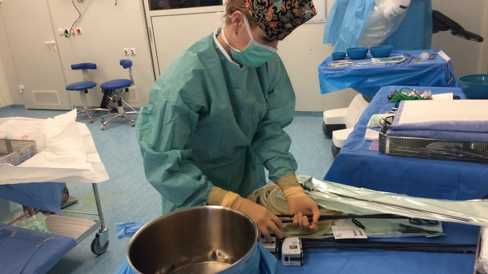 Zdravotníci připravují robot Da Vinci na operaci