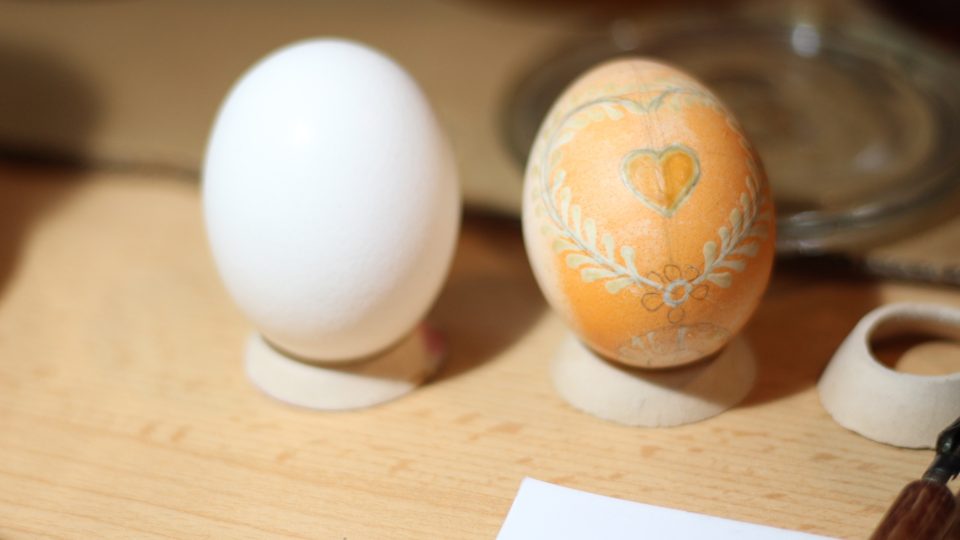 Rozpracovaná horácká kraslice a bílé vejce
