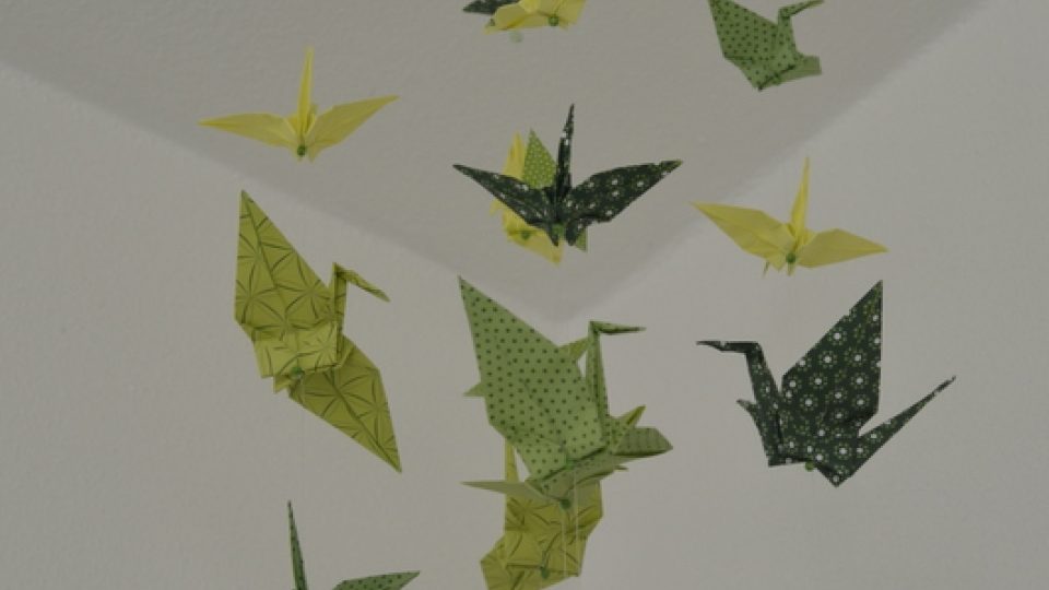Originální závěs Moniky Brýdové s origami jeřáby