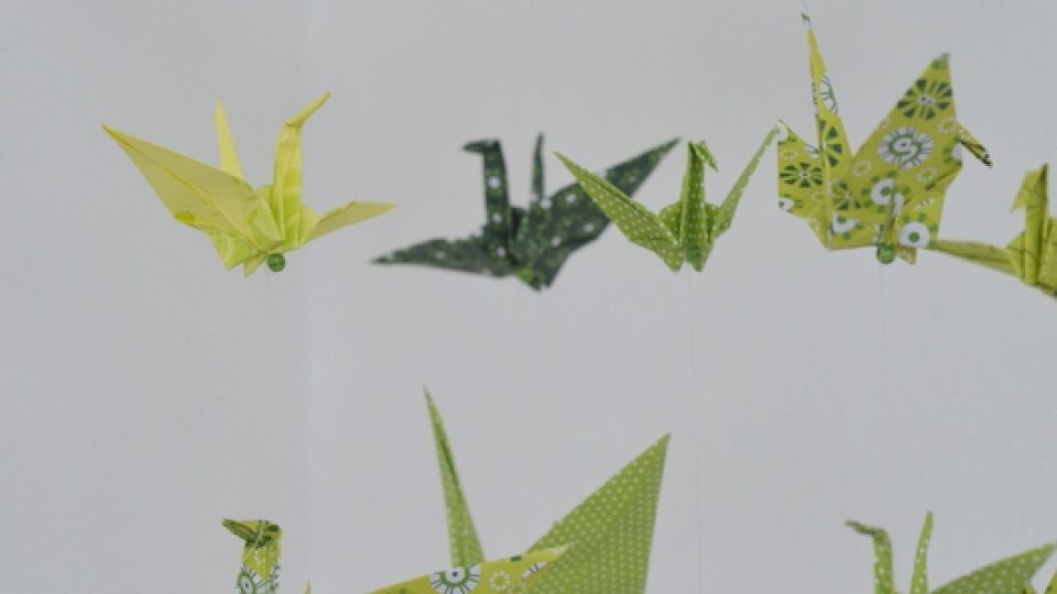 Originální závěs Moniky Brýdové s origami jeřáby