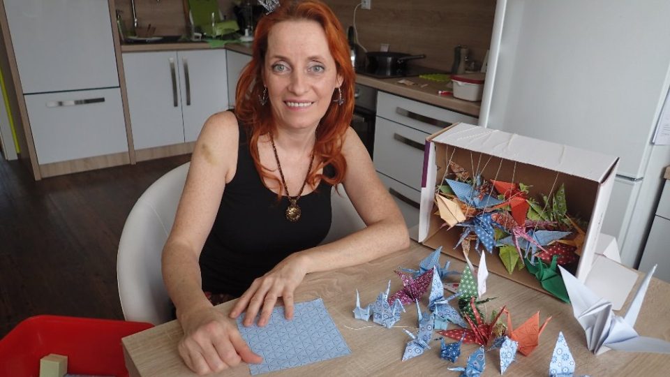 Monika Brýdová skládá origami. Nejznámější figurkou je jeřáb