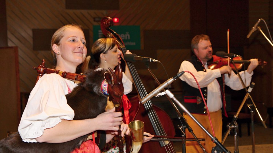 Ledecká dudácká muzika při natáčení veřejné rozhlasové nahrávky v Českém rozhlasu Plzeň