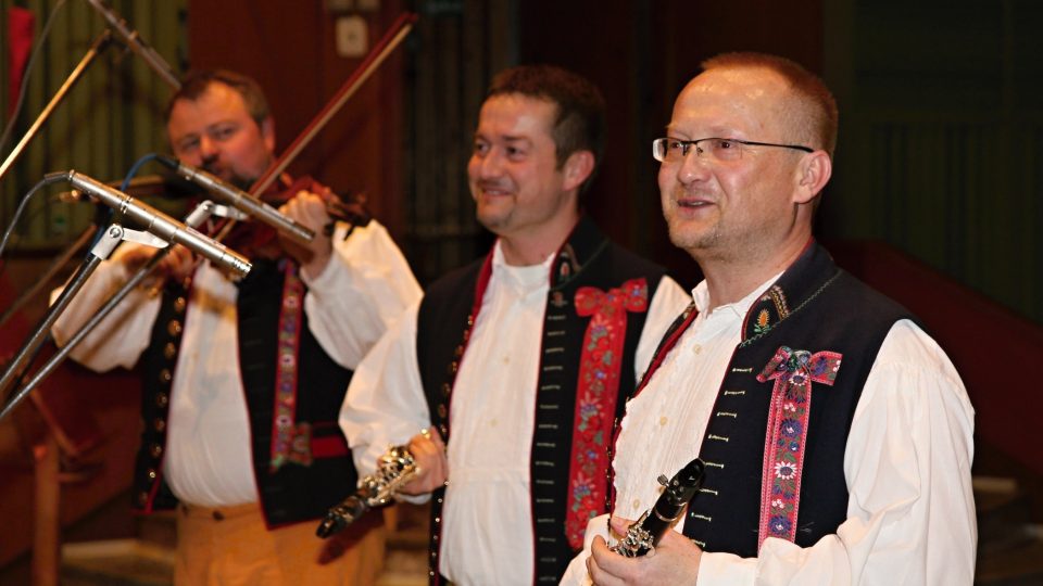 Ledecká dudácká muzika při natáčení veřejné rozhlasové nahrávky v Českém rozhlasu Plzeň