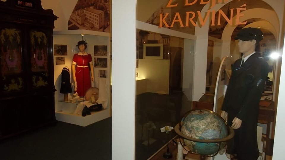 Historický hornický oltář je součástí expozice výstavní síně Muzea Těšínska v Karviné, která nese název Střípky z historie Karviné