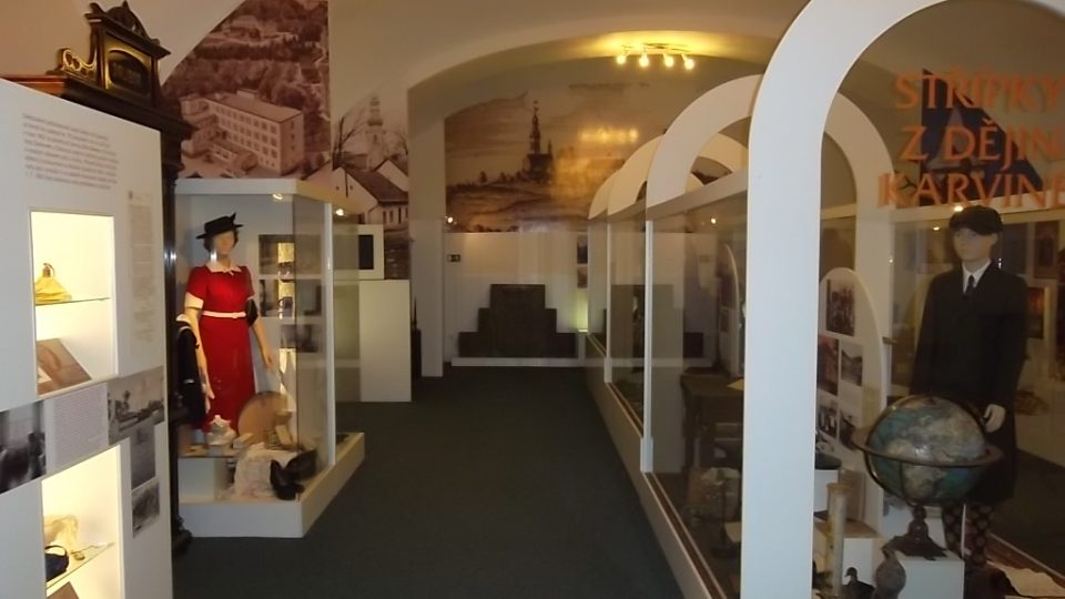 Karvinská výstavní síň Muzea Těšínska sídlí v prostorách někdejších Larisch-Mönnichových koníren na fryštátském náměstí 