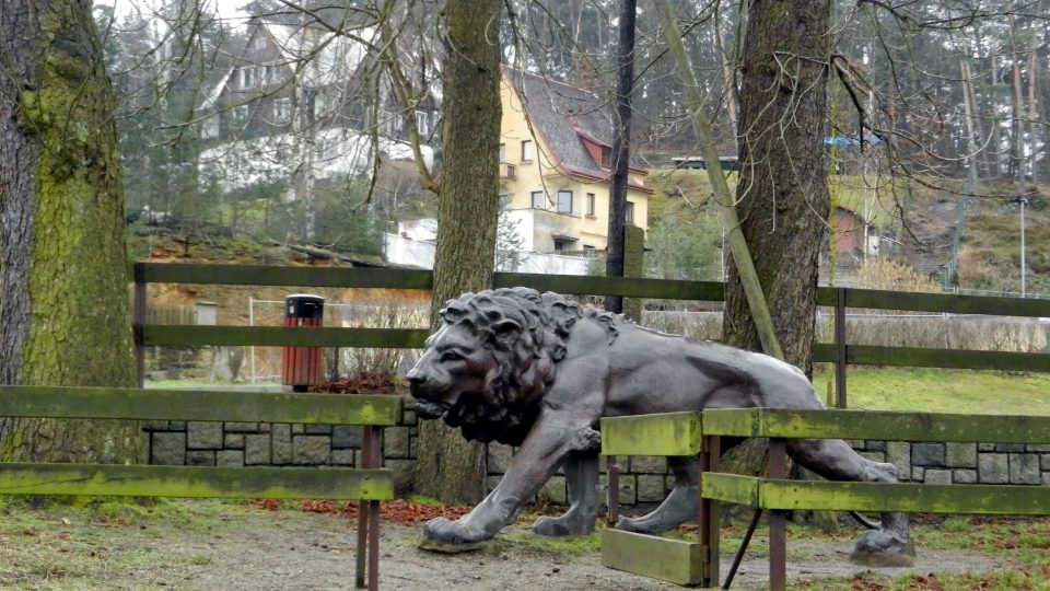 Žatecký lev dnes stojí jen pár desítek metrů od Máchova jezera