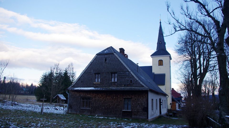 Fara stojí přímo u zdejšího kostelíka