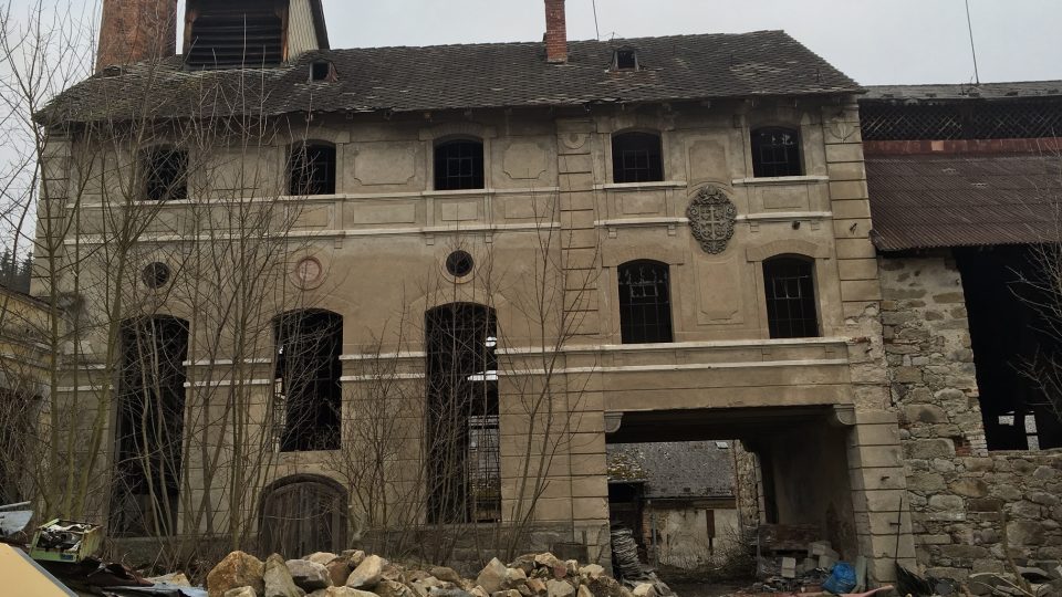 Zdevastovaná budova pivovaru v areálu kláštera ve Vyšším Brodě