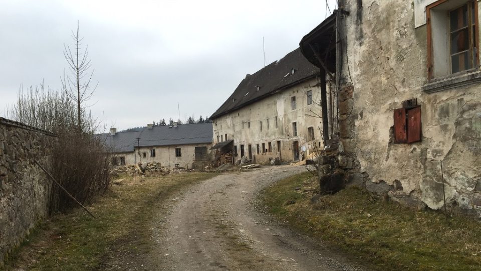 Zdevastovaná budova pivovaru v areálu kláštera ve Vyšším Brodě