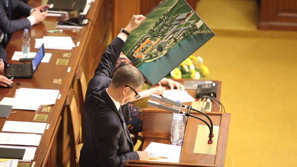 Ministr financí Andrej Babiš z hnutí ANO mluvil před poslanci o kauze Čapí hnízdo a přinesl si s sebou i několik billboardů