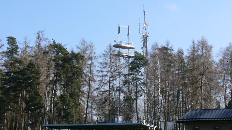 Rozhledna Hýlačka stojí nad fotbalovým hřištěm