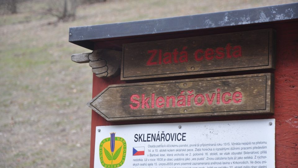 Do Sklenářovic vede turistická značka a o jejich historii se dozvíte na místě z informačních tabulí