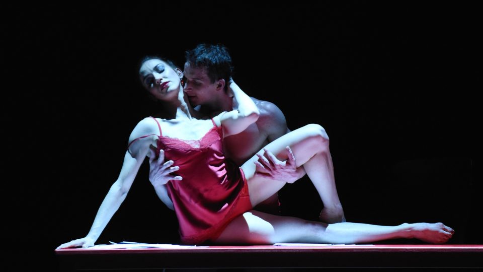 Po dvaceti letech se do Divadla J. K. Tyla vrací balet Carmen. Na fotografii Jarmila Dycková (Carmen), Richard Ševčík (Don José)