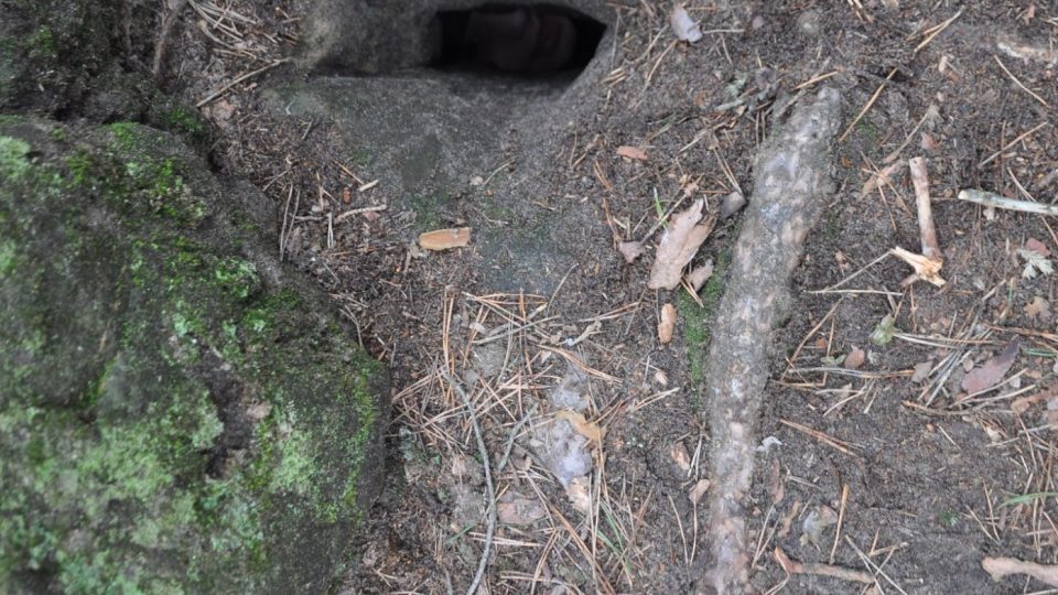 Jeskyně má vysekaný otvor pro odvod kouře