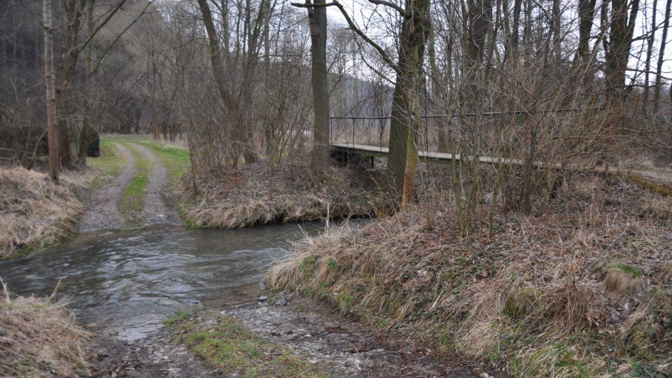 Spodní cesta z Vrbatova Kostelce vede přes potok Žejbro