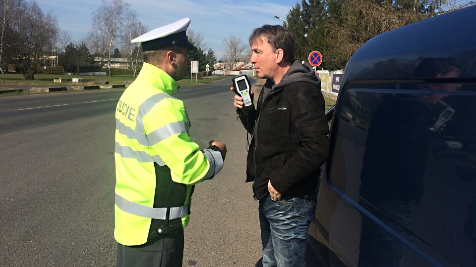 Policisté kontrolují u Žatce alkohol na Velikonoční pondělí