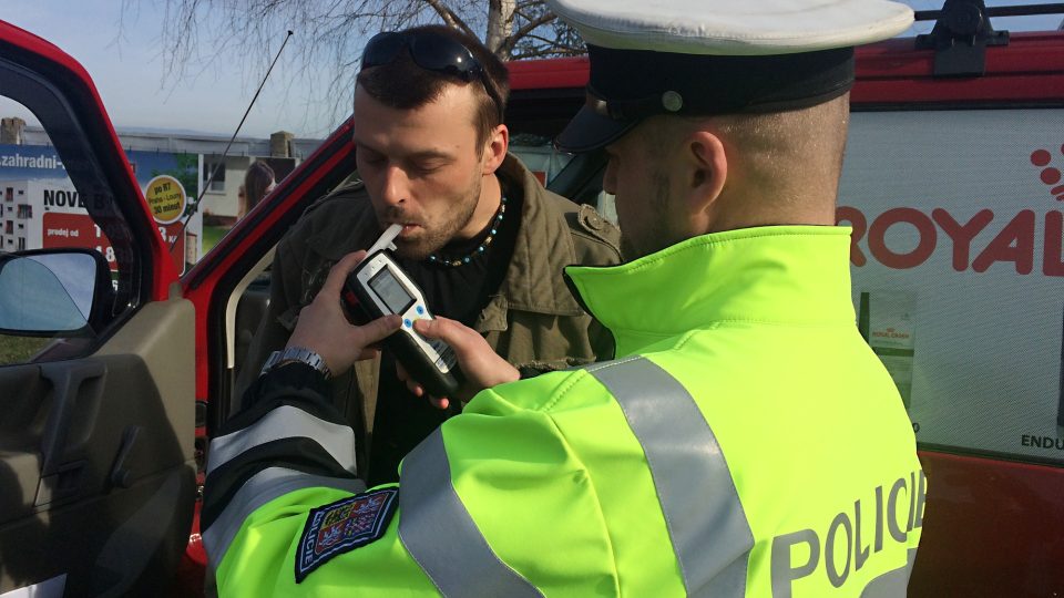 Policisté kontrolují u Žatce alkohol na Velikonoční pondělí