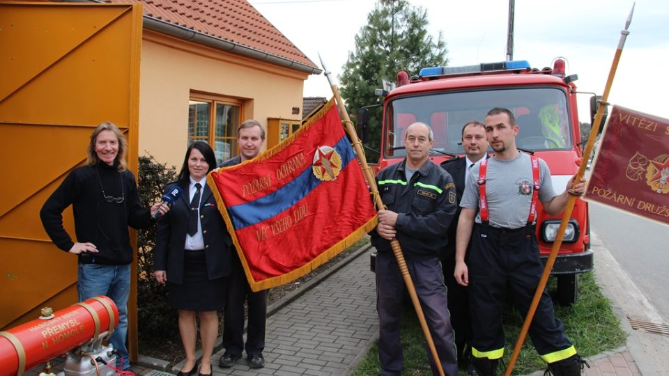 SDH Nové Homole bojuje v soutěži Dobráci roku. Avie a prapory připomínají slavné vítězství ženského družstva v roce 1969