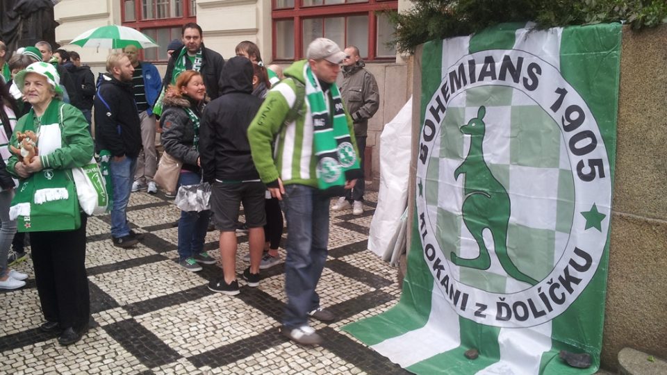 Demonstrace fanoušků Bohemians 1905 před pražským magistrátem