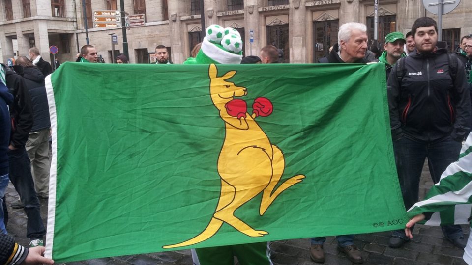 Demonstrace fanoušků Bohemians 1905 před pražským magistrátem