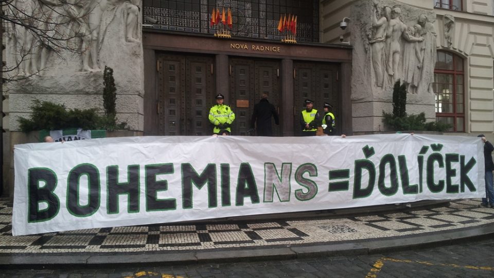 Demonstrace fanoušků Bohemians 1905 před pražským magistrátem