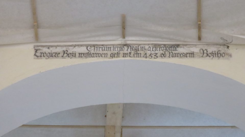 Nápis na oblouku mezi lodí a kněžištěm vztahuje datum výstavby prvního kostela k roku 453