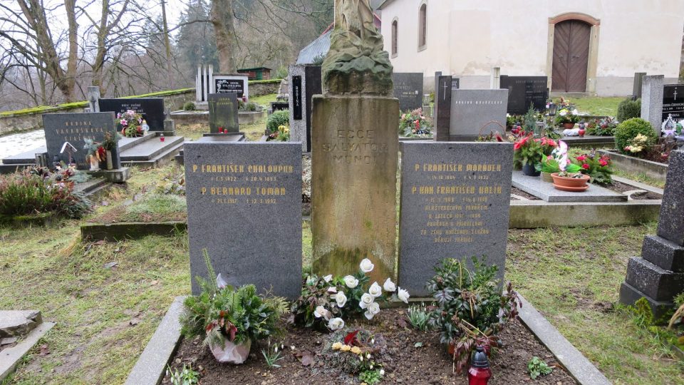 U hrobu někdejšího faráře Františka Chaloupky se po svátku Všech Svatých scházejí hudebníci a na hřbitově koncertují