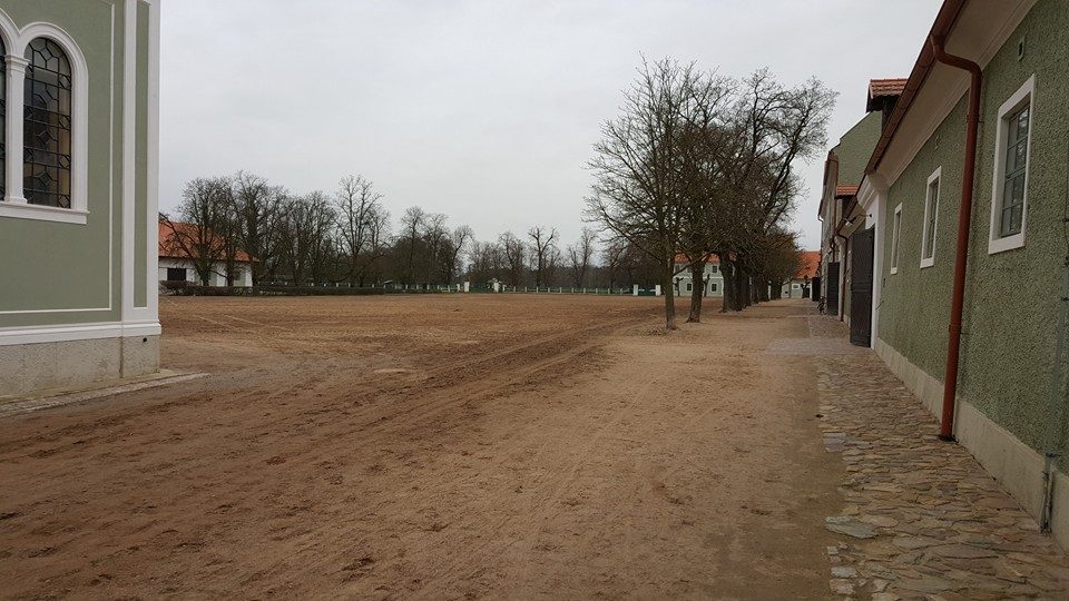 Nádvoří Národního hřebčína Kladruby nad Labem