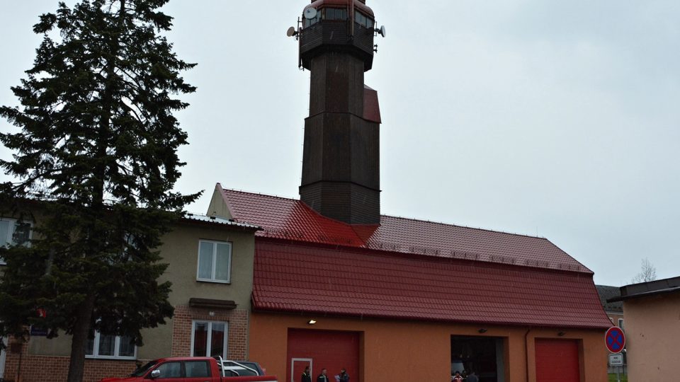 Hasičká věž byla ke staré zbrojnici přistavěna ve dvacátých letech minulého století