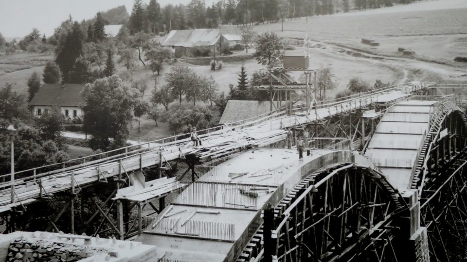 Obloukový železobetonový most se na Pastvinách stavěl od roku 1932 do roku 1934