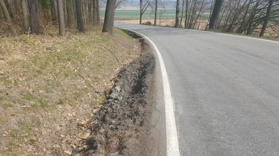 Kamiony nedodržují předepsané objízdné trasy u Vodňan a ničí malé silnice. Na snímku utržená krajnice za Bavorovem