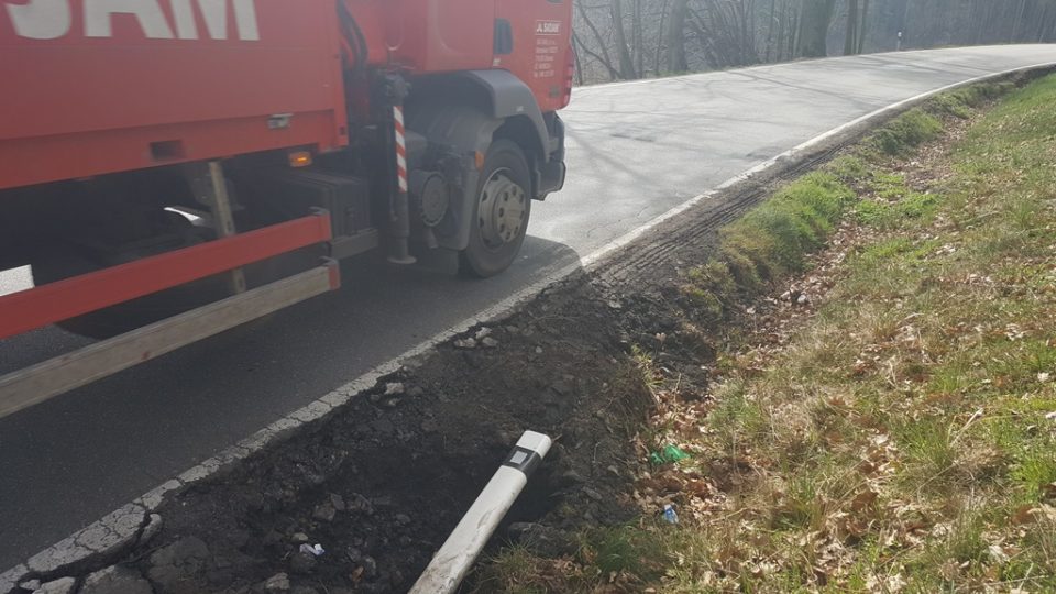 Vyvrácení patníky na silnici mezi Drahonicemi a Bavorovem