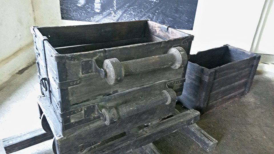 Důlní vozík je jedním z exponátů unitř budovy