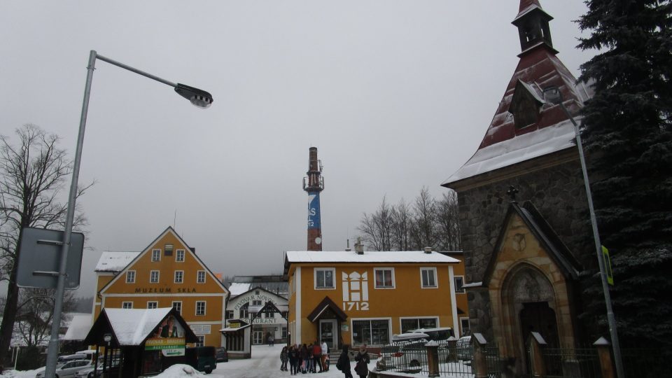 Pohled na harrachovskou sklárnu a poblíž stojící kapličku