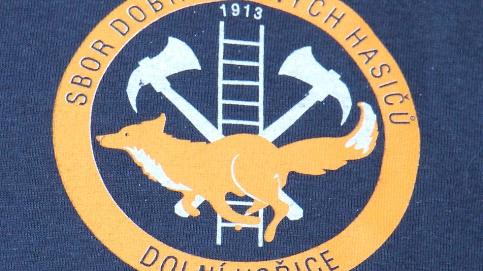 SDH Dolní Hořice bojuje v soutěži Dobráci roku. Logo, které nosí hasiči na tričkách