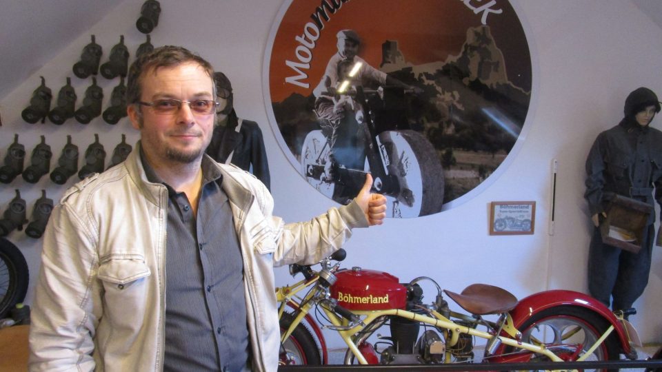 Jaromír Pácal ve svém motomuzeu